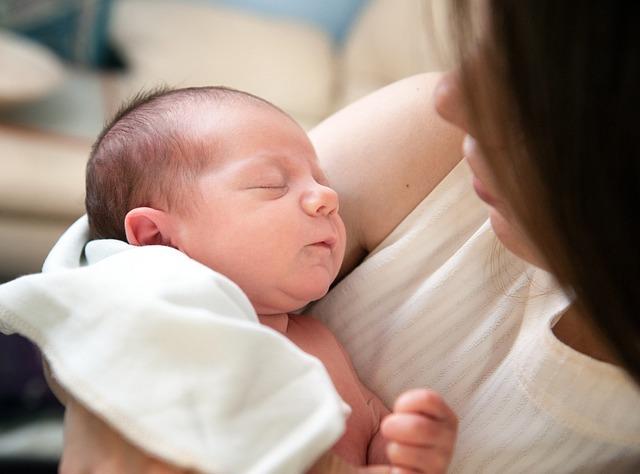 Bonding po Porodu: Klíč k Silné Vazbě s Miminkem